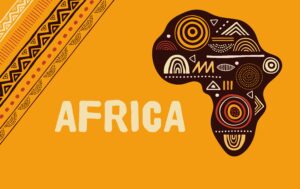 Bild mit orangenem Hintergrund, oben links, verschieden farbige traditionelle Muster, in der Mitte in heller Schrift Africa, rechts in brauner Farbe der Kontinent Afrika, gefüllt mit verschieden farbigen traditionellen Mustern