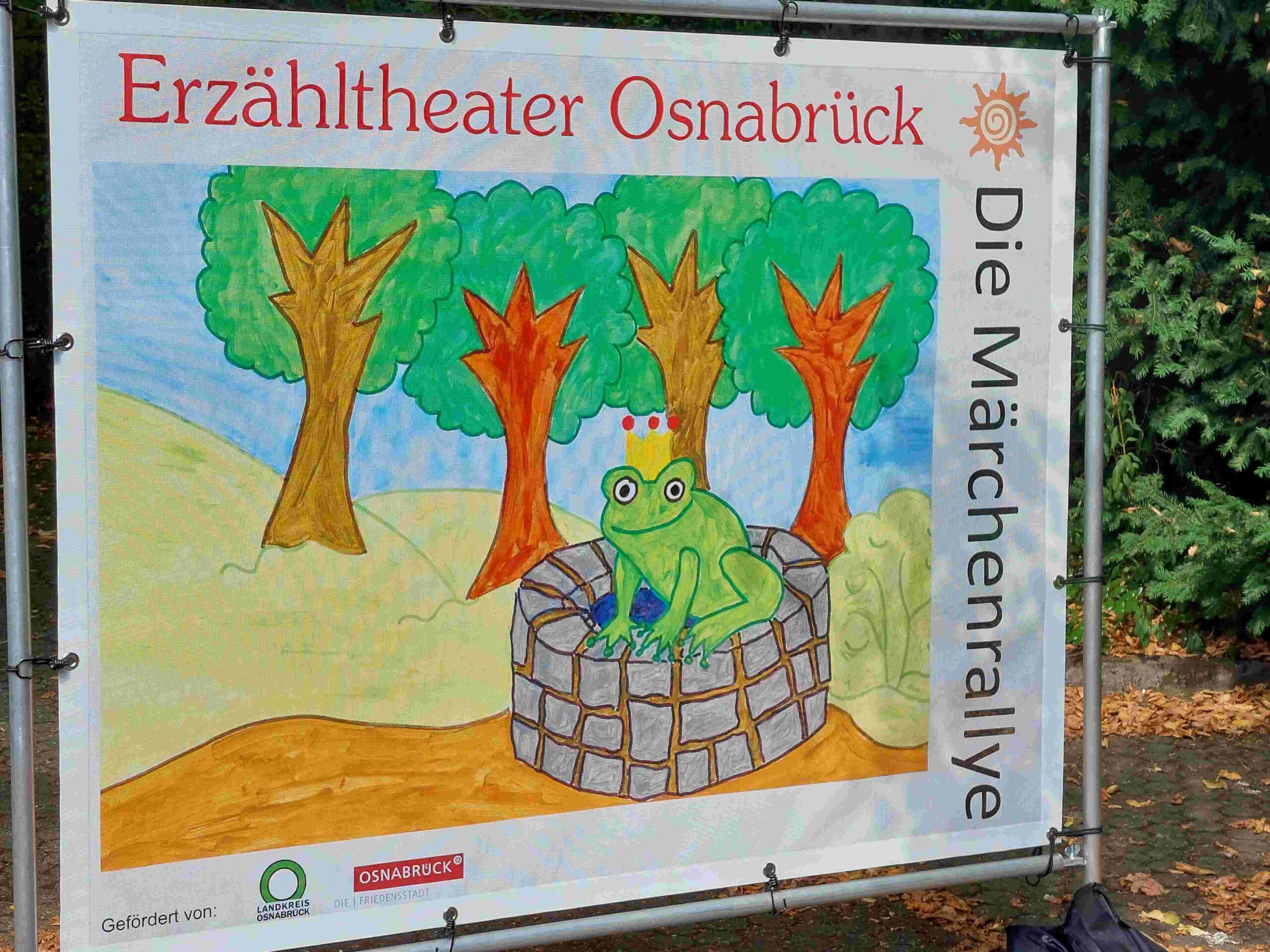 grüne Wiese, Märchenaufsteller vom Erzähltheater Osnabrück, Motiv: Schneewittchen und die sieben Zwerge, Kiepe aus Rattan, Märchenralley draußen